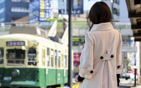 Девушка в пальто в городе
