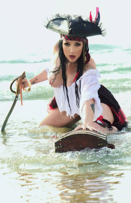 Косплей девушки пиратки