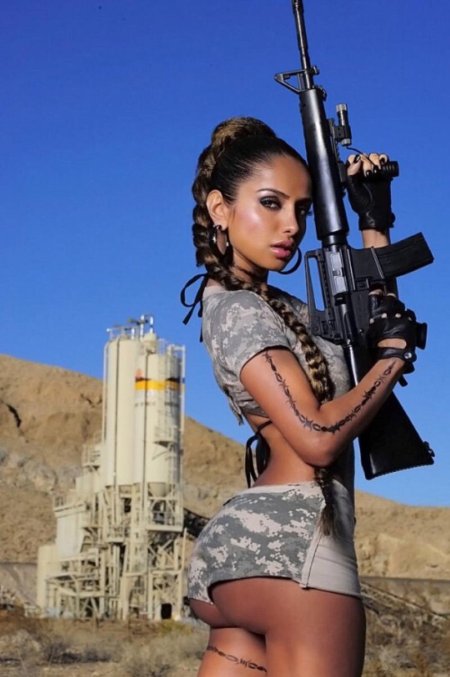 Красивые девушки с оружием