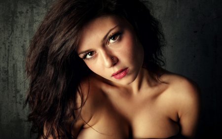 Девушка наклонила голову