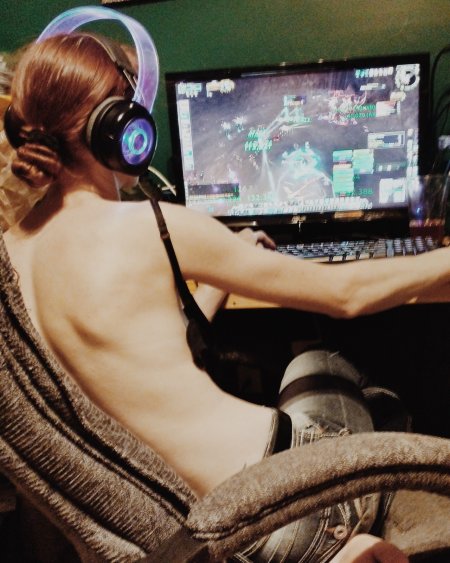 Девушка геймерша