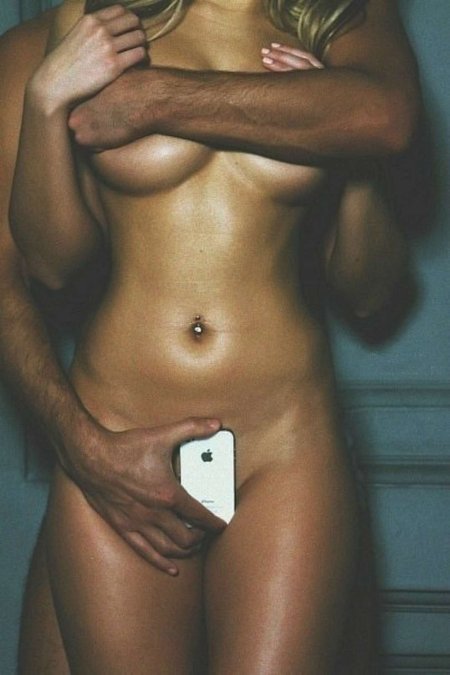 Девушка прикрывается руками