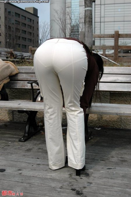 Попа в белых брюках