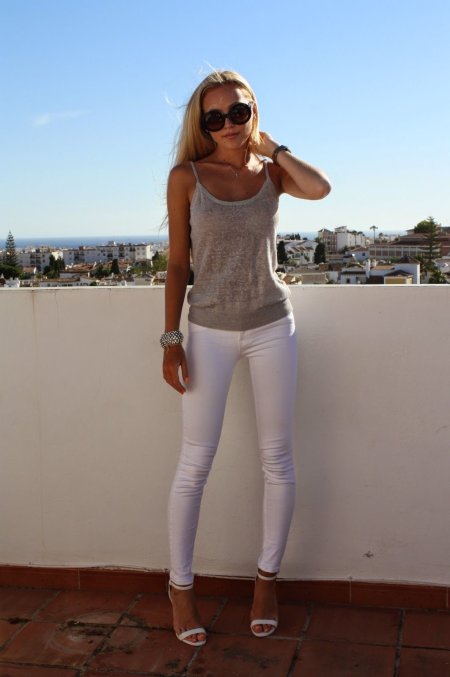 Девушки в брюках в обтяжку