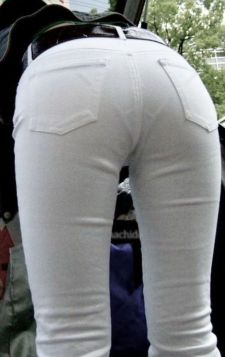 Попа в белых брюках