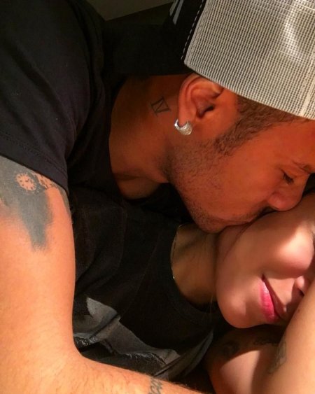 Неймар с девушкой