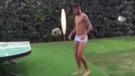 Neymar - футболист. Голый