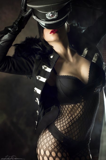 Девушка в военной фуражке