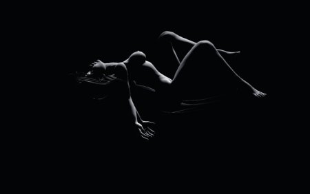 Эротические девушки на тёмном фоне