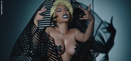 Ники Минаж голая грудь