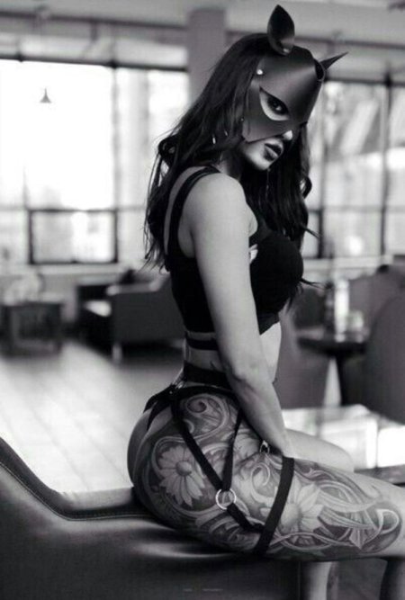 Девушка в портупее