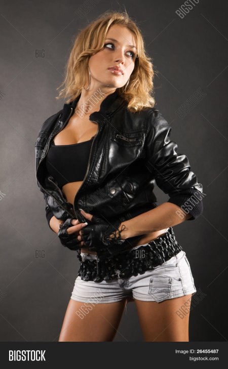 Девушка в белье и кожаной куртке