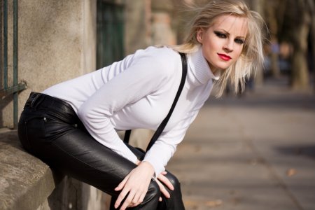 Блондинка в кожаной куртке