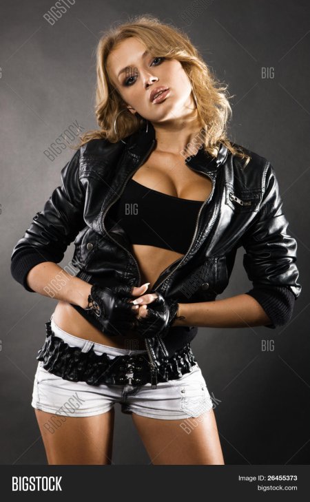 Блондинка в кожаных шортах
