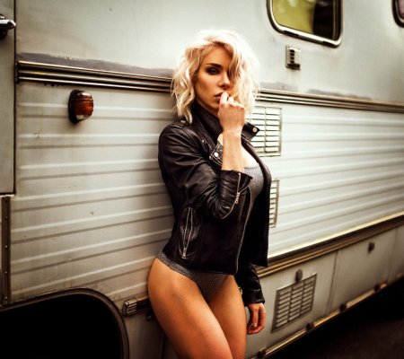 Блондинка в пиджаке