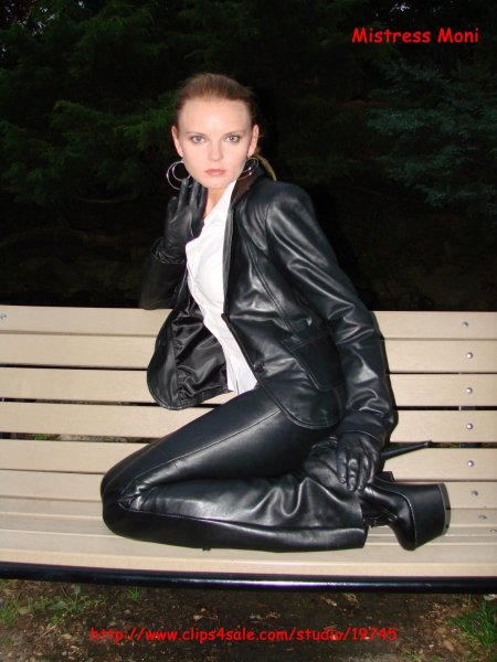 Женщина в Кожанке