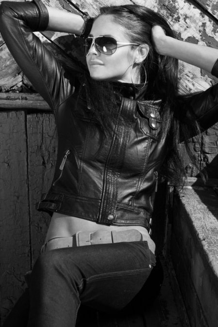 Красивая девушка в Кожанке