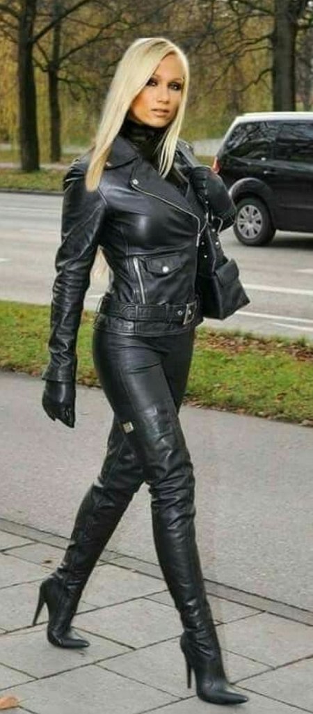 Девушки в коже