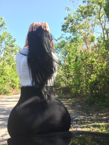 Брюнетка со спины с большой попой