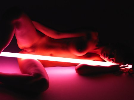 Голая в неоновом свете