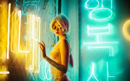 Девушка в неоне раздевается