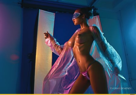 Голая в неоновом свете