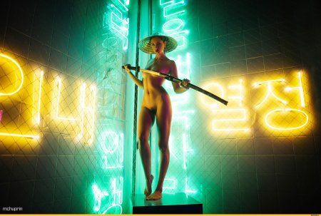 Неоновые голые женщины