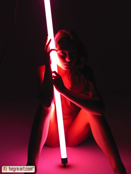 Голая в неоновом свете