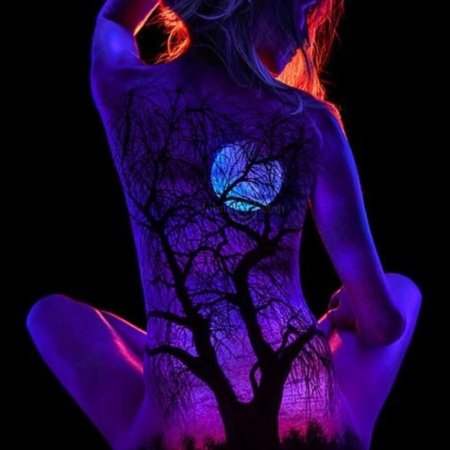 Девушка в неоне