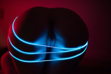 Голые попки в неоновом свете