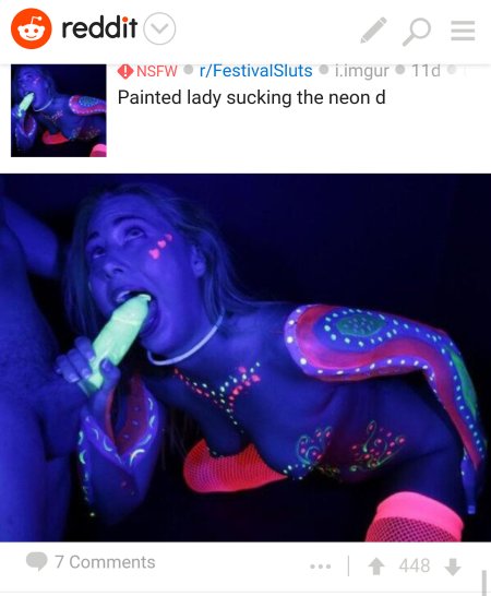 Голая в неоновом свете