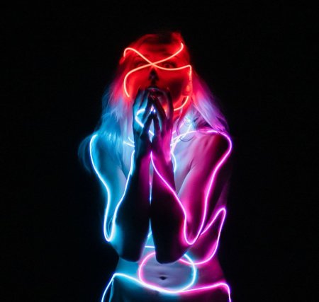 Девушка в неоне