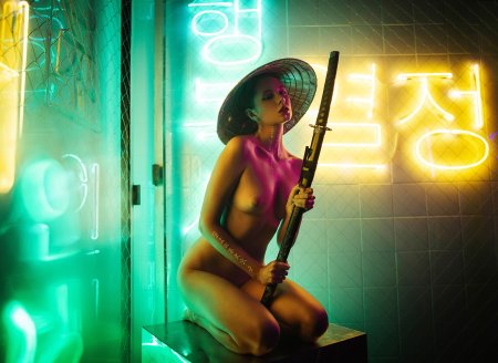 Голая в неоновом свете