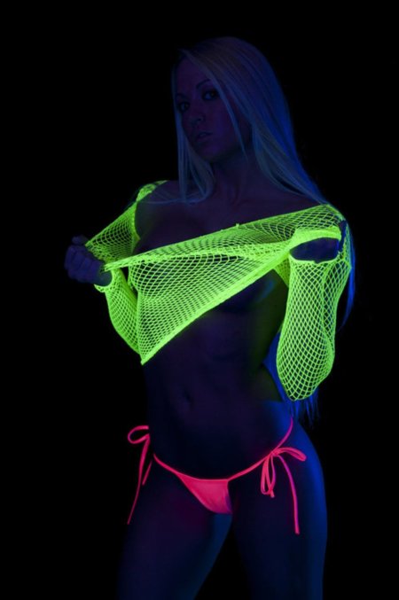 Эротичная девушка в неоне