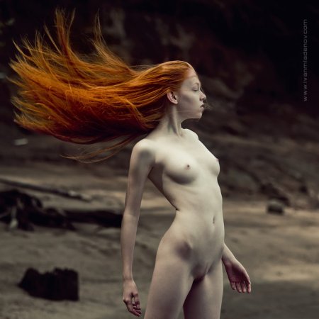 Девушка с рыжими волосами ню