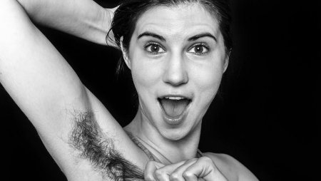 Эмма Маккей подмышки