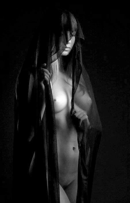 Женщина под вуалью голая