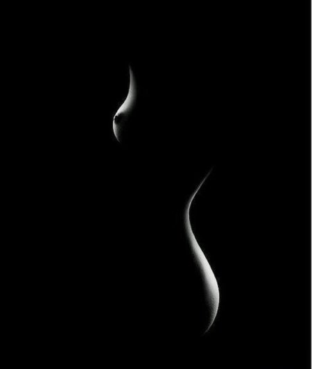 Женский силуэт в темноте