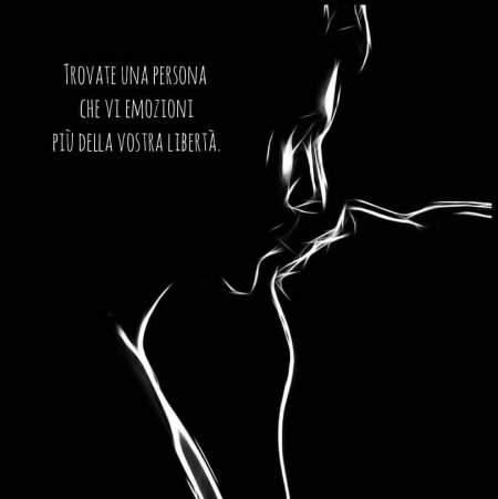 Силуэт на темном фоне