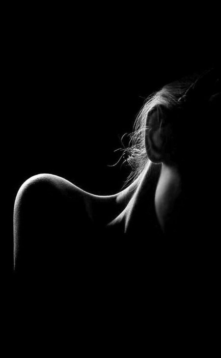 Силуэт женщины в темноте