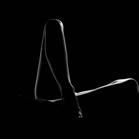 Силуэт на темном фоне