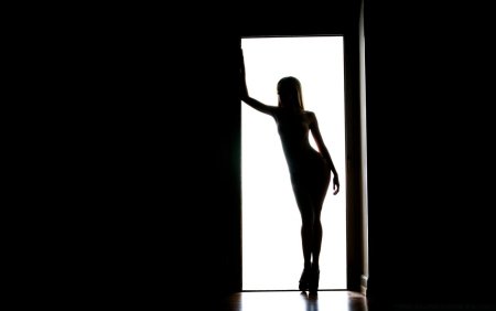 Женский силуэт в темноте