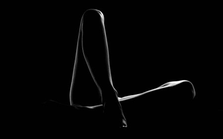 Женское тело на черном фоне