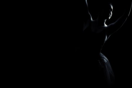 Женский силуэт в темноте