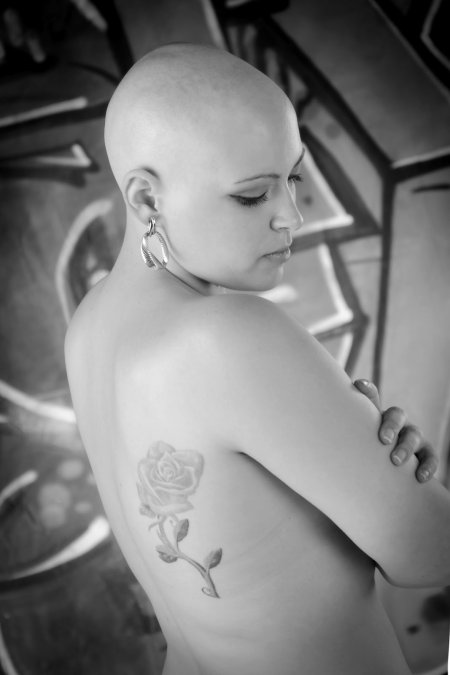 Голая с бритой головой