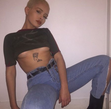 Бритоголовые девушки