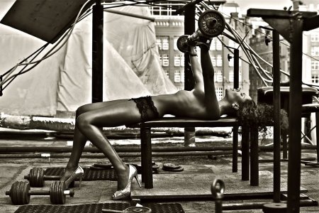 Девушка в спортзале