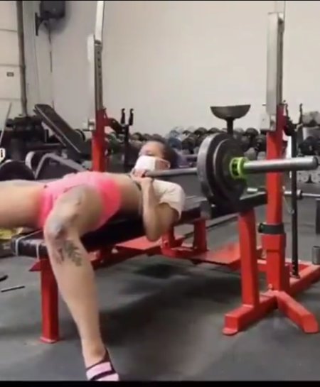 Девушка зафиксированная на станке