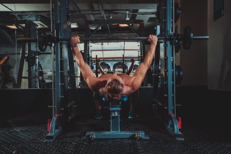 Горизонтальный жим на грудь