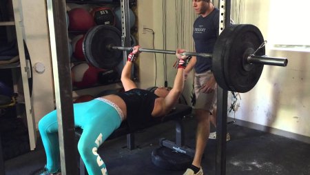 Жим лежа девушки